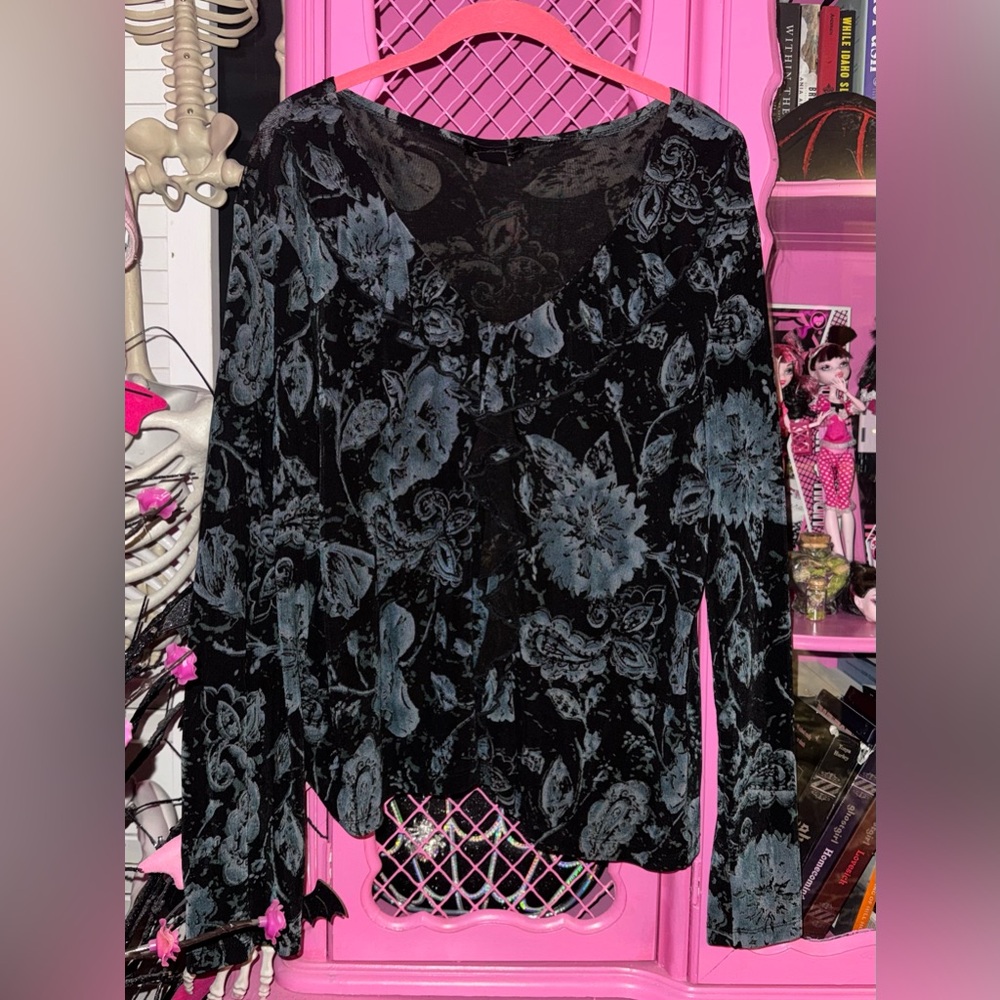 N.Y.P.L Collection paisley ruffle slinky top size large